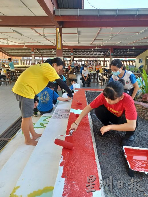 东：金马扬华小获教育部拨款予家协进行昌明大马大扫除 台阶华丽变身为彩虹追梦区