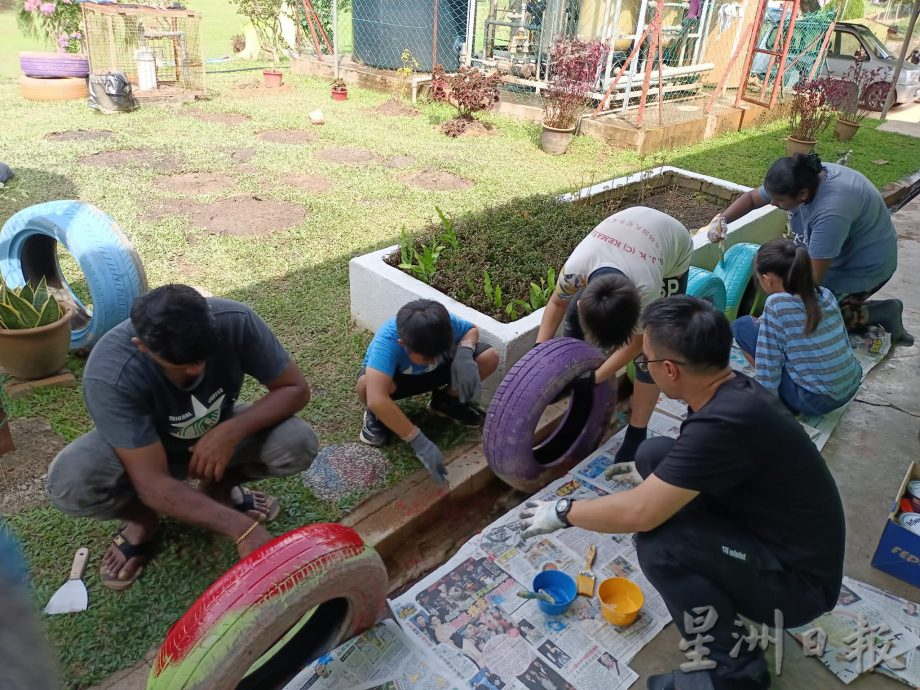 東：金馬梳華小昌明大馬大掃除  廢輪胎華麗變身妝點校園