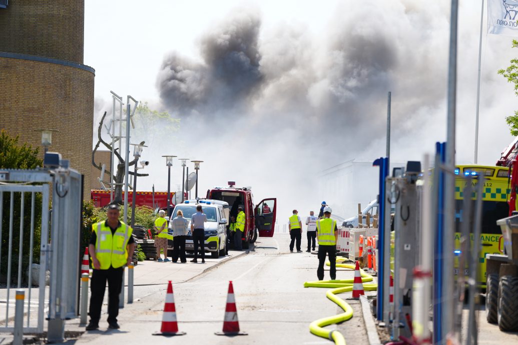 丹麦药厂巨头大火 百名消防员奋力灭火