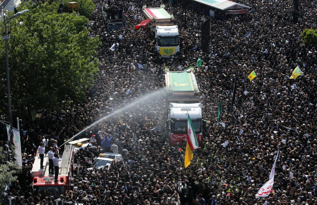 伊朗最高领袖哈梅内伊为总统莱希等主持葬礼