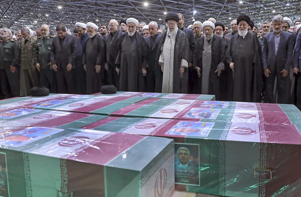 伊朗最高领袖哈梅内伊为总统莱希等主持葬礼