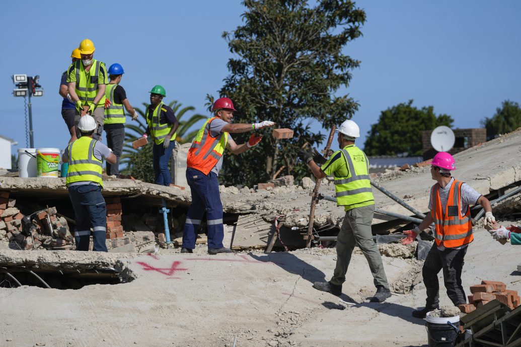 南非建筑倒塌遭埋五天男子奇迹获救