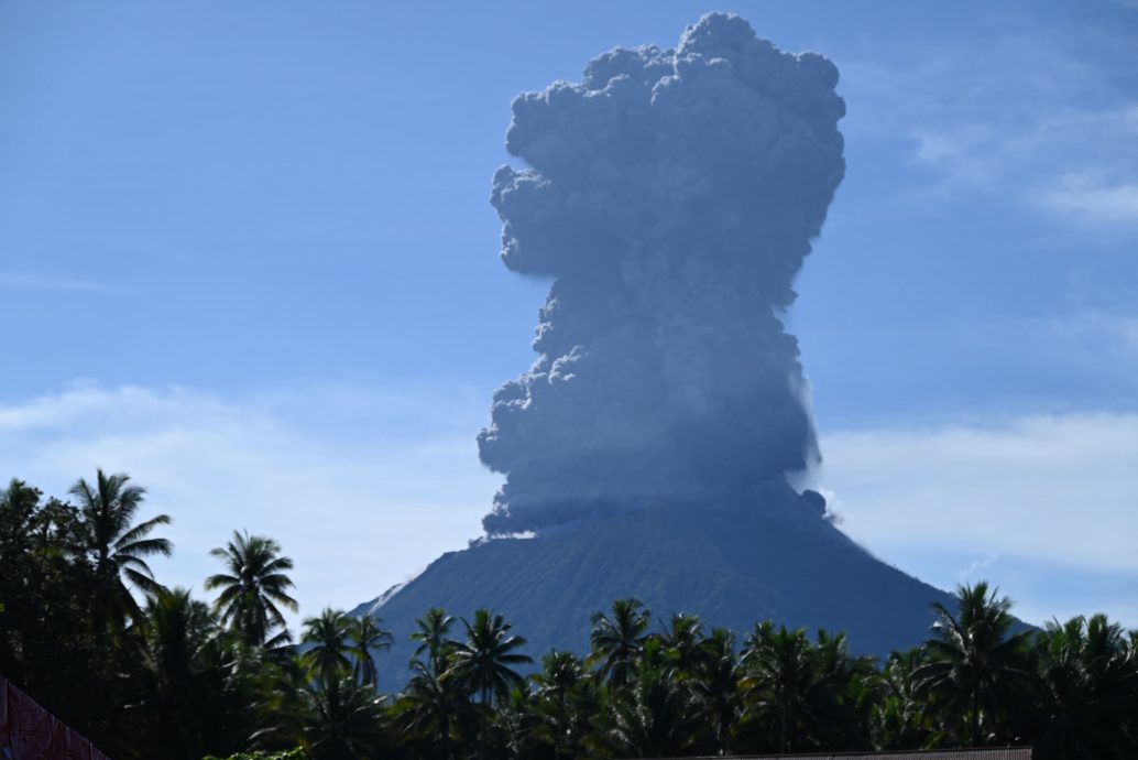 印尼莱沃托洛克岛火山喷发，迫使飞翼航空班机取消降落