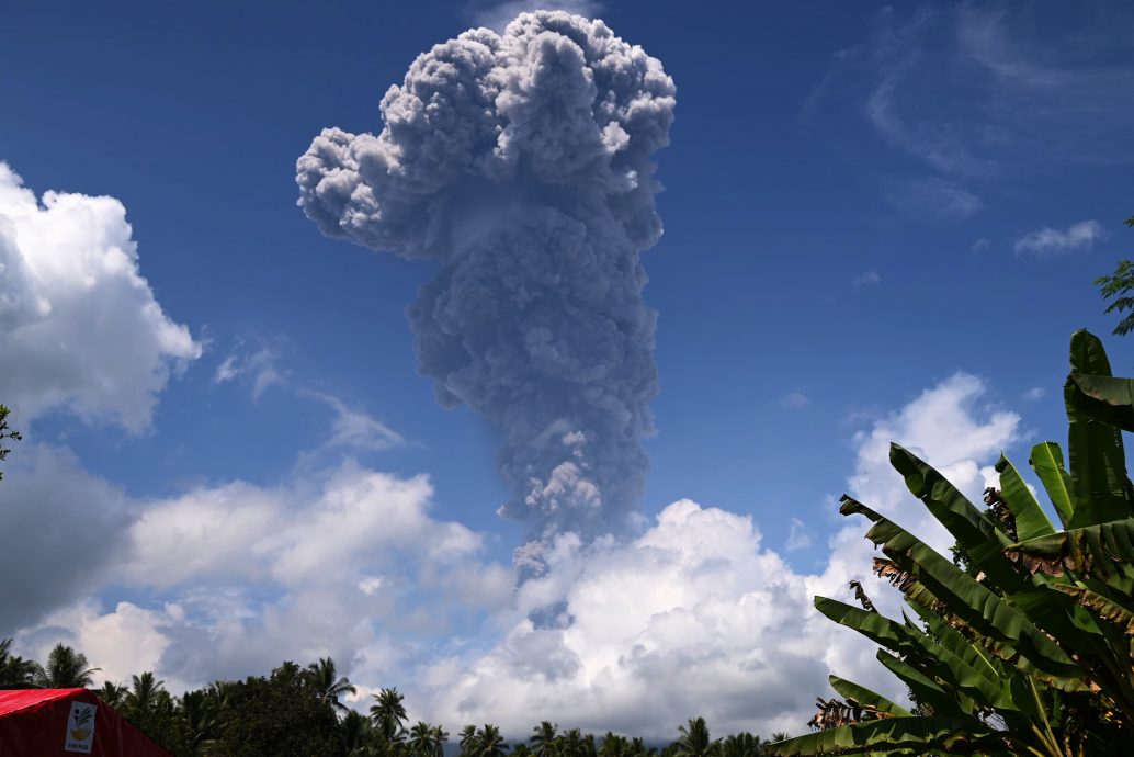 去年喷发2万次  印尼伊布火山再喷发　火山灰柱冲天逾5公里