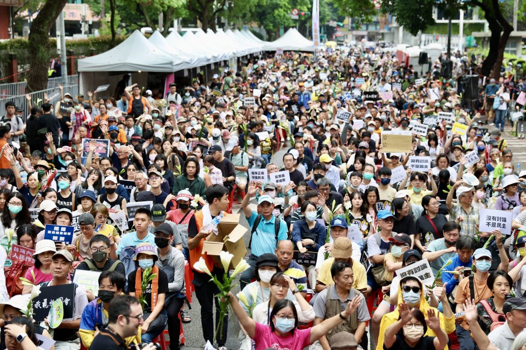 台7000人涌立院抗议“反黑箱、要民主”