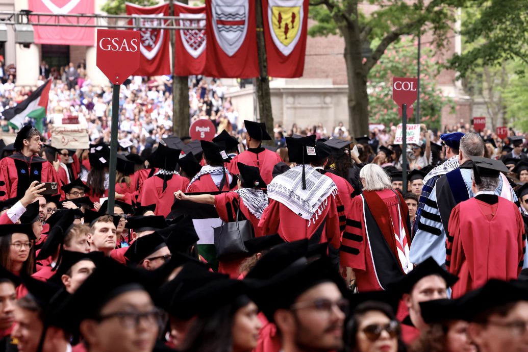 哈佛拒颁文凭给13学生 逾百毕业生离场抗议