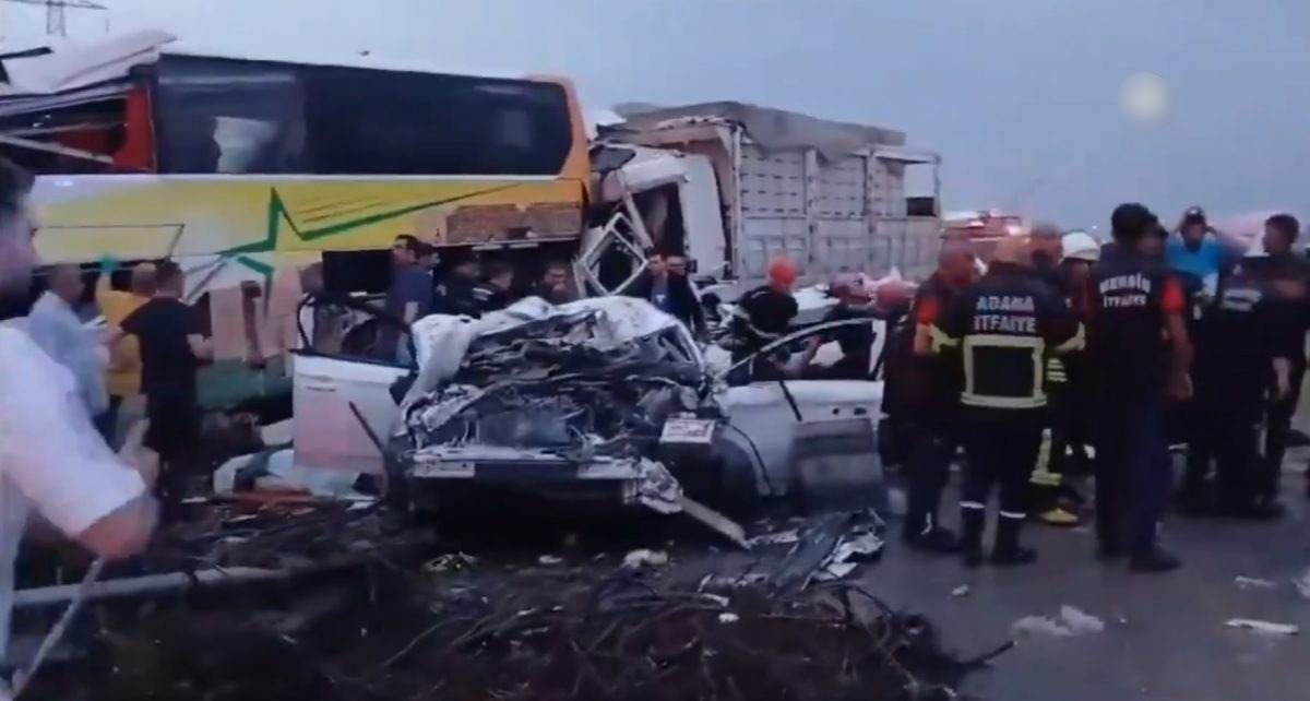 土耳其南部巴士撞3车 酿至少10死39伤
