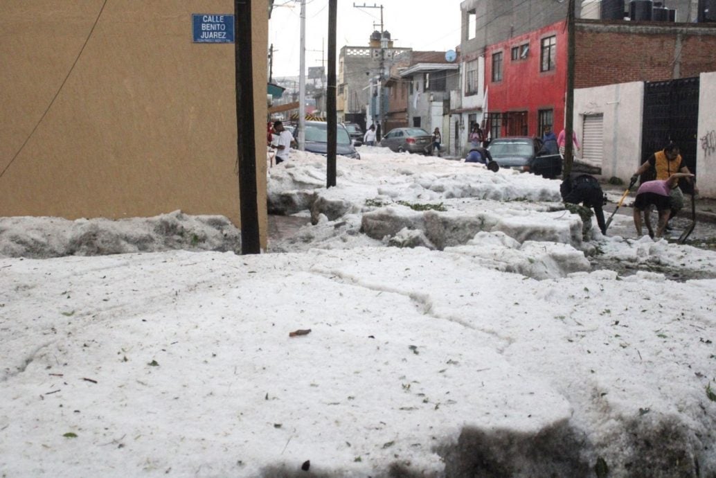 墨西哥45度高温竟下冰雹 现居民酷暑中“铲雪”奇景
