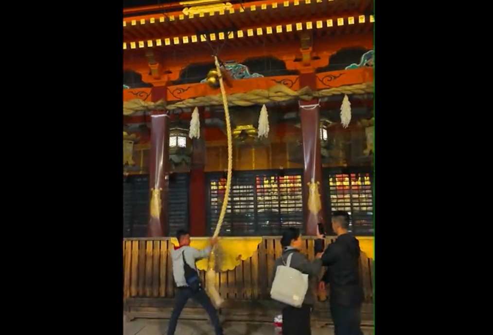 外國遊客狂玩搖鈴繩影片瘋傳 京都八坂神社怒改搖鈴規定