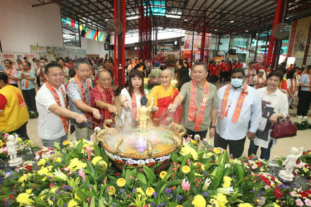 大都会-修成林佛教寺院办欢庆卫塞节活动