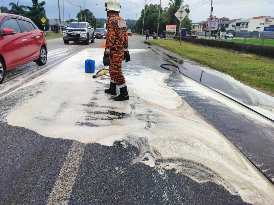 大都會/走私羅裡漏柴油造成路滑