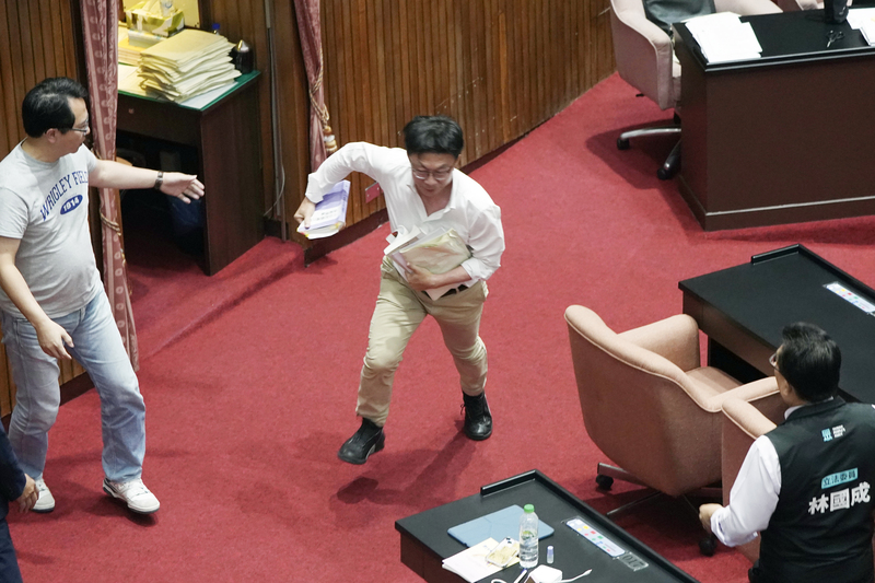 天下事)台立法院改革法案三读 朝野发生激烈肢体冲突