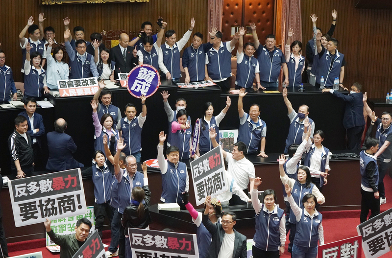 天下事)台立法院改革法案三读 朝野发生激烈肢体冲突