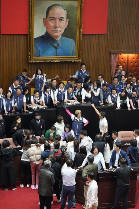 天下事)台立法院改革法案三读 朝野发生激烈肢体冲突