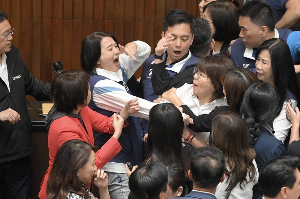 天下事)台立法院改革法案三读 朝野发生激烈肢体冲突