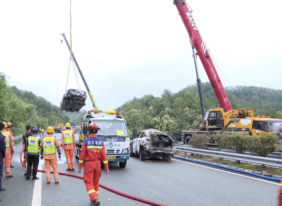  头)中国高速公路塌陷罹难人数增至48人　 司机夫妇拦路救了100多人