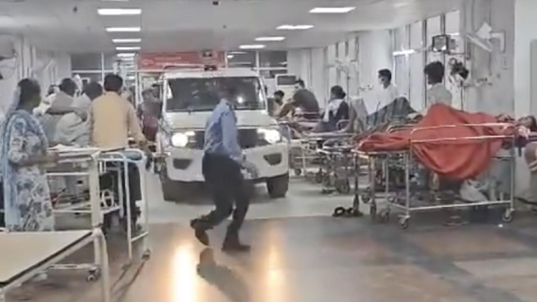 宝莱坞式逮捕！印度警方抓猥亵嫌犯，竟直接把警车开进医院