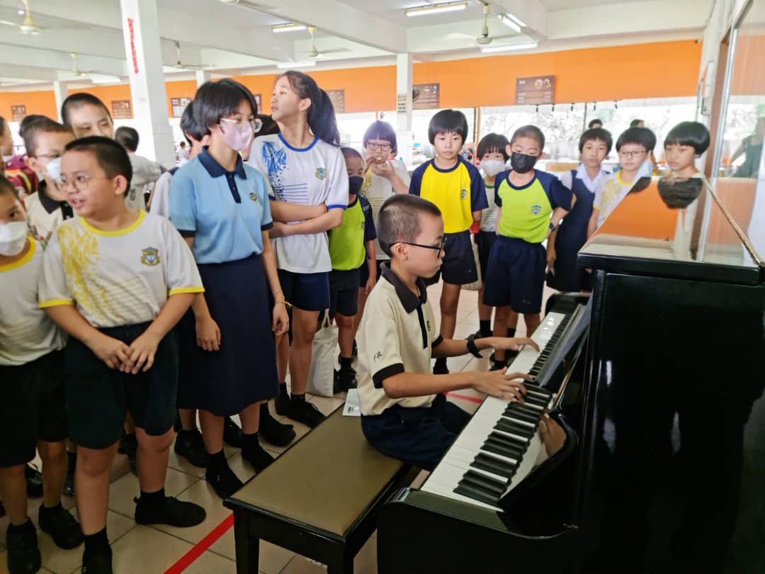 家长赠送钢琴放在食堂乐声飘扬 学生:食堂吃饭像去餐厅用餐