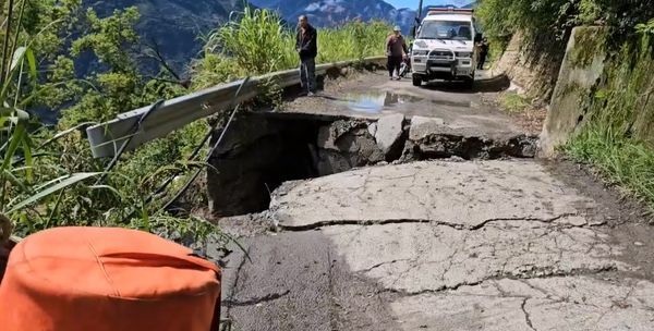 小貨車駛過奪命坑洞墜深谷 司機頸椎斷當場慘死