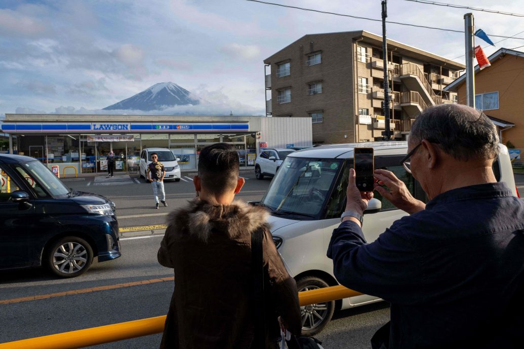 居民厭惡遊客亂來  富士山拍照地黑色屏幕搭好了不讓拍
