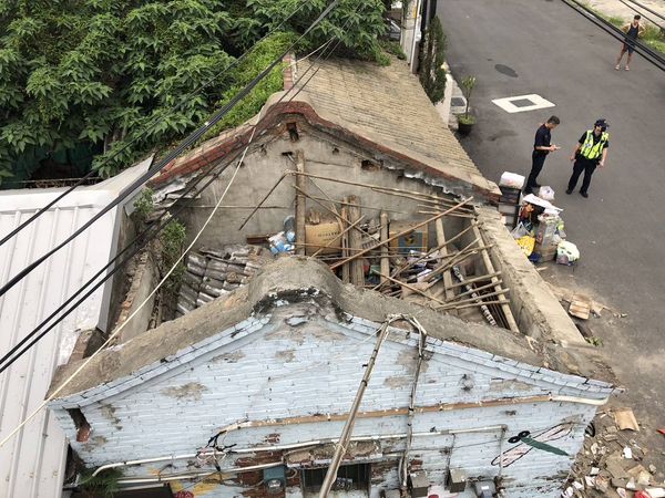 屋頂突崩塌 女子遭活埋 露手臂求救