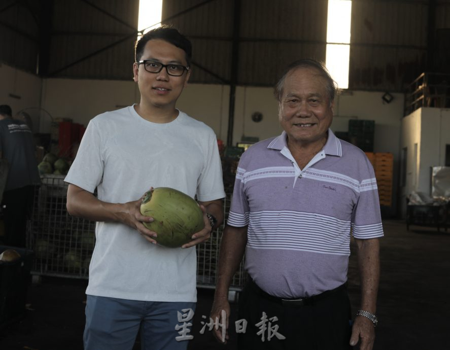 *已签发*柔：封面：独有南洋文化色彩   椰花酒天然酿造受追捧