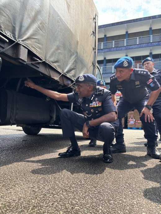 *已签发*柔：（主文，3文之二）柔总警长：企图走私售卖给未得柴油津贴中小企，57岁本地男子落网