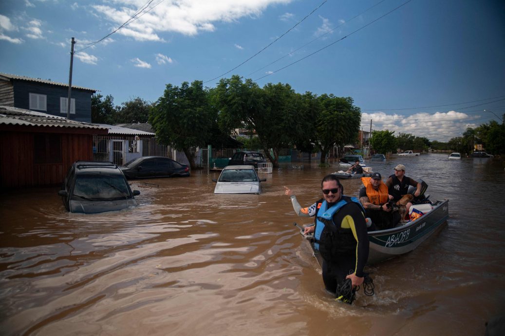巴西洪灾 170万人受影响  “旱鸭子”也冒险救300人