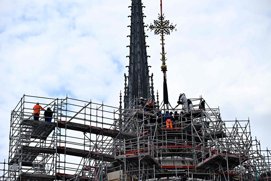 巴黎圣母院顶部巨型十字架重新安装