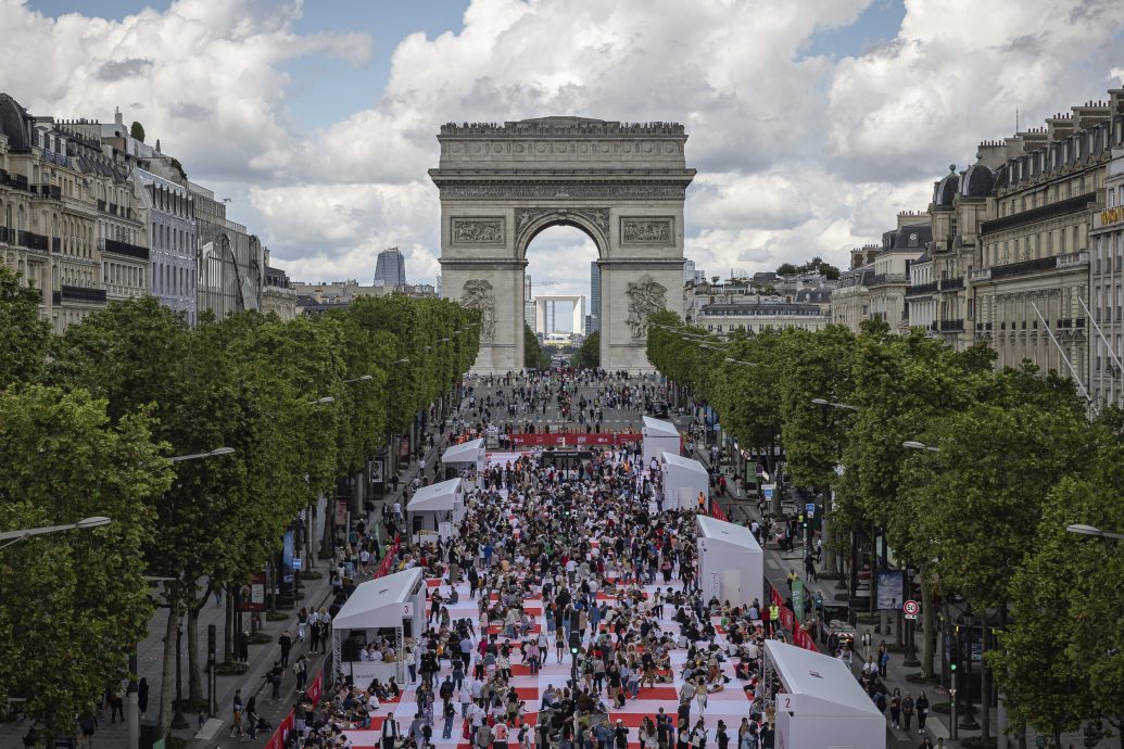 巴黎香榭丽舍大道铺上巨型野餐布 4000人享受日光浴和野餐