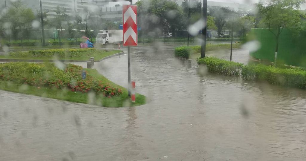 广东多地再迎疾风暴雨 地质灾害风险高