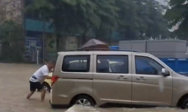 广东多地再迎疾风暴雨 地质灾害风险高