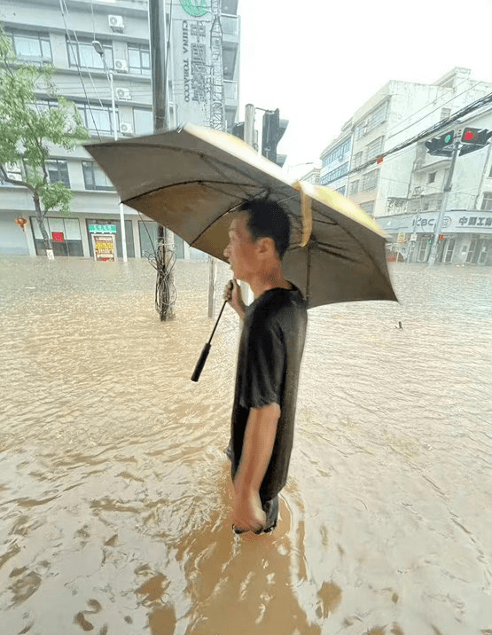 广西钦州红色暴雨｜最高雨量达340毫米多处水浸 学校停课