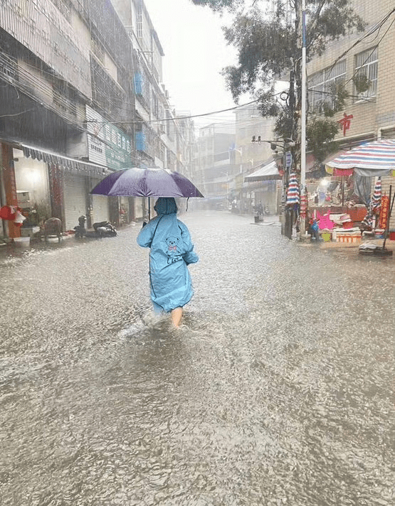 广西钦州红色暴雨｜最高雨量达340毫米多处水浸 学校停课