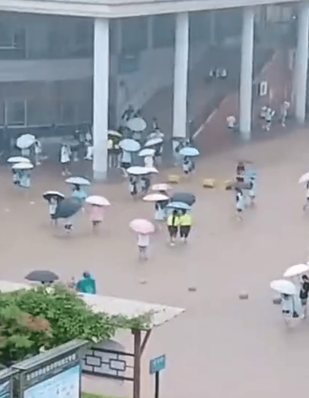 广西钦州红色暴雨｜最高雨量达340毫米多处水浸 学校停课