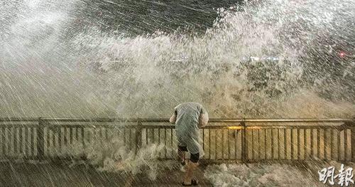 恶劣天气下追风逐浪 港人可被判囚14天