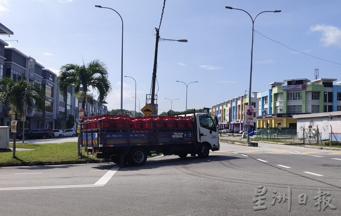 抄捷径逆行 甲巴央商区道路现乱象