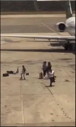 拚圖兩圖)飛機緊急疏散 乘客非要拿行李 女子滑下滑梯摔倒