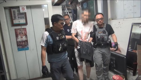 持枪与警对峙5小时 老母哽咽喊话 通缉犯弃械投降