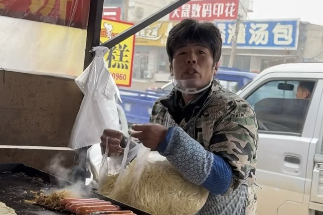 撞脸周董爆红！ “粥饼伦”请台网红吃灌饼