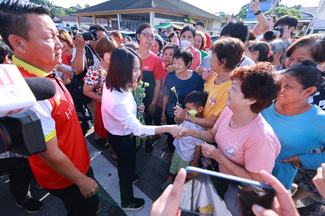 新古毛補選 | 彭小桃配合母親節送花謝票  要在選區找落腳點