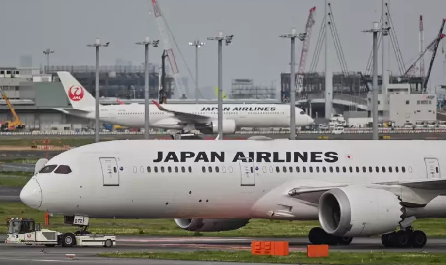 日本机场又出事！ 日航2客机羽田机场擦撞紧急停飞