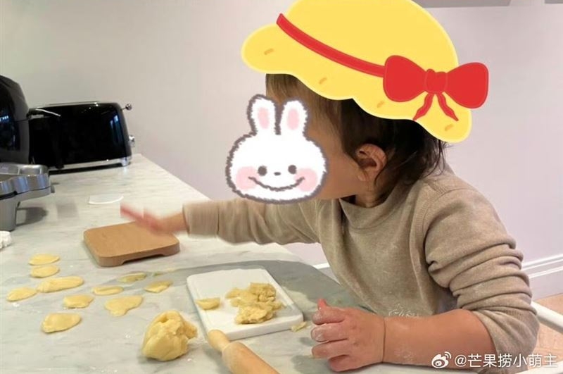 昆凌2岁女儿正面曝光 网惊讶：拷贝周杰伦