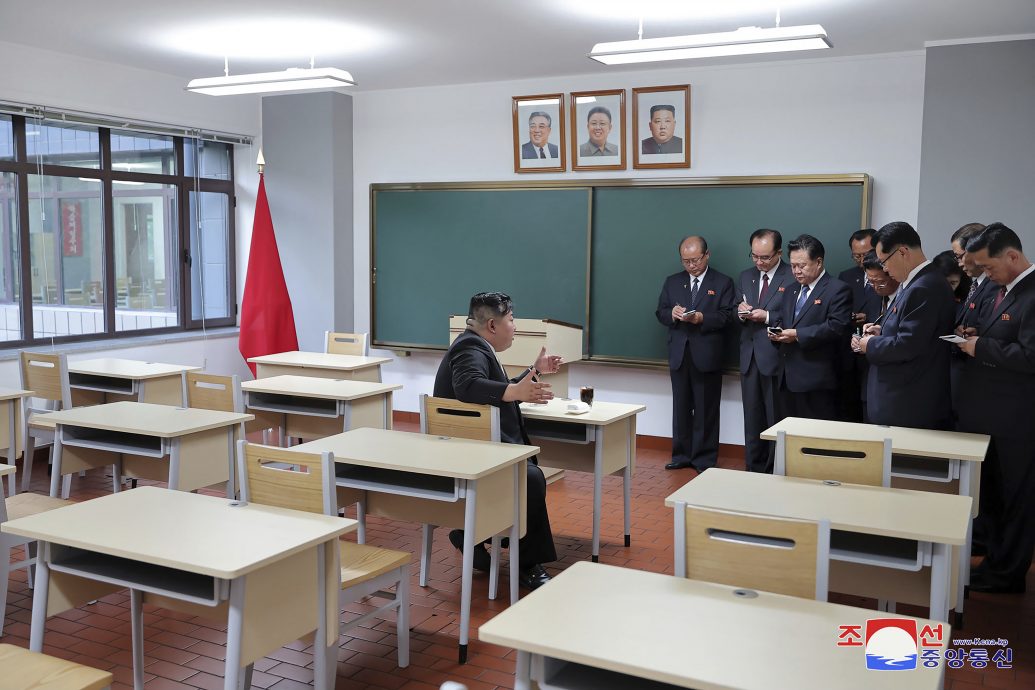 朝鲜官媒首次展现三代领导人肖像并列