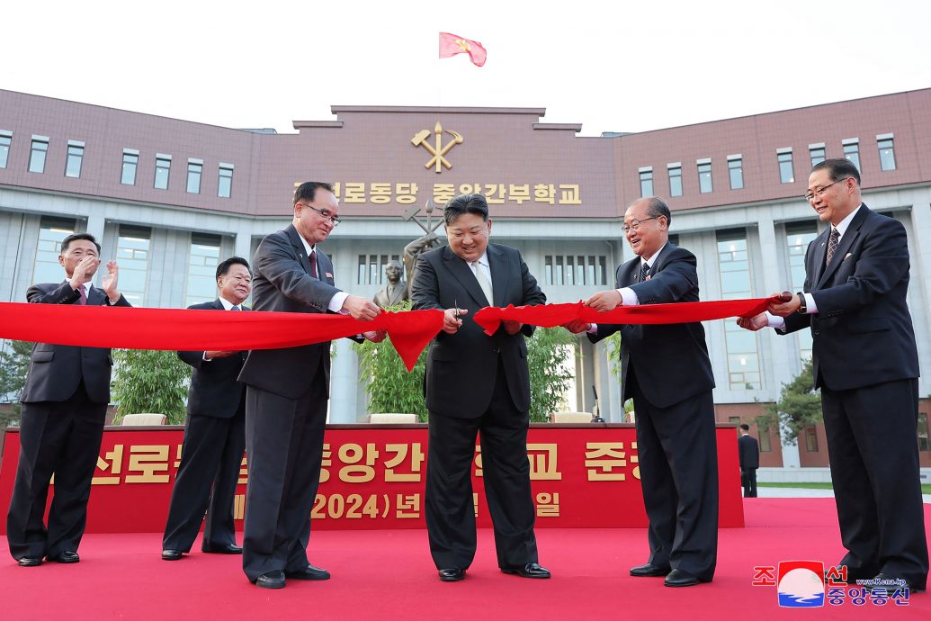 朝鲜官媒首次展现三代领导人肖像并列