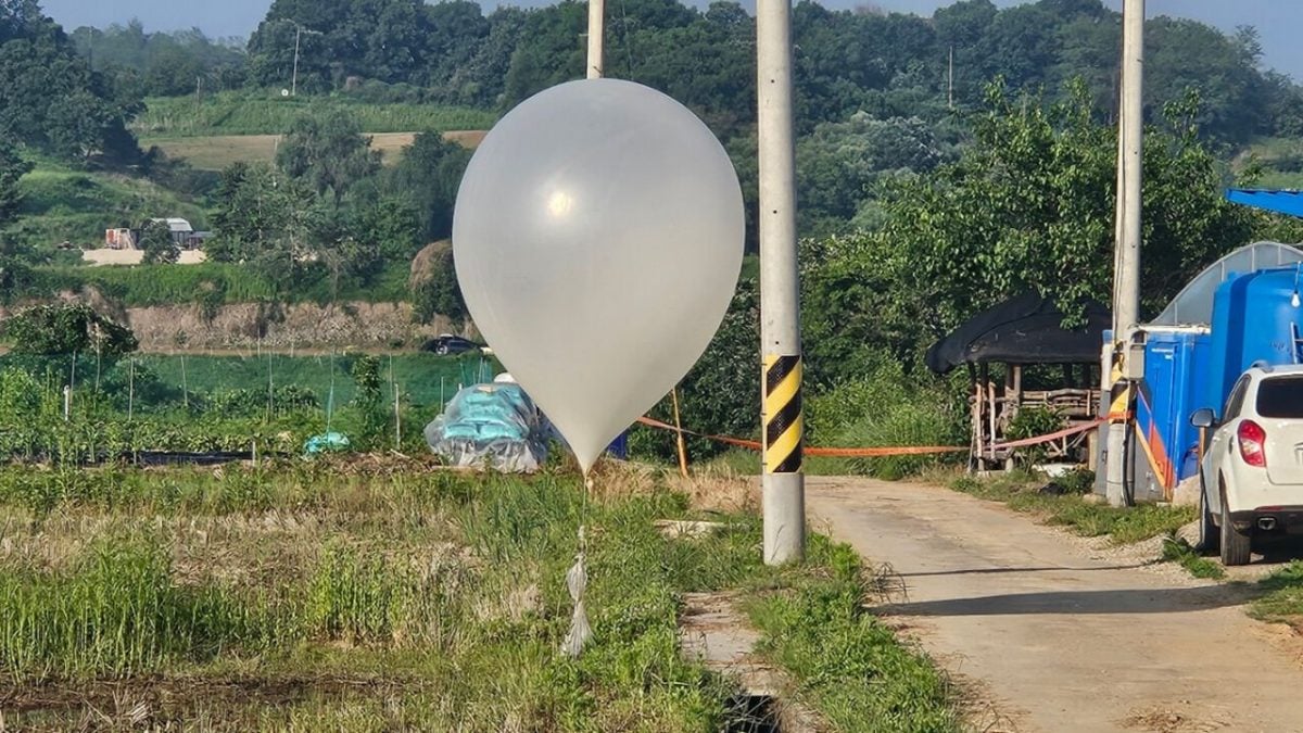 朝鲜近百装粪便垃圾汽球报复韩国　当局深夜发“空袭警报” 