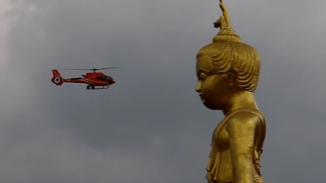泰寺庙佛诞节豪洒现金 僧侣乘直升机开光圣物