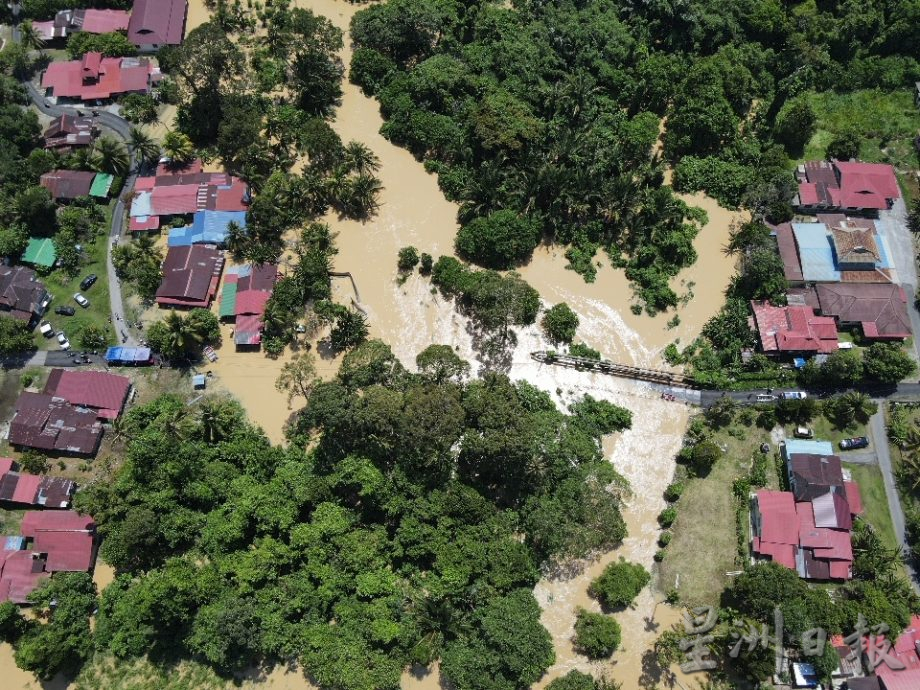 消拯英雄急流中救人 长命雨致霹多区水灾