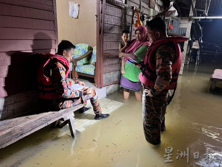 消拯英雄急流中救人 长命雨致霹多区水灾