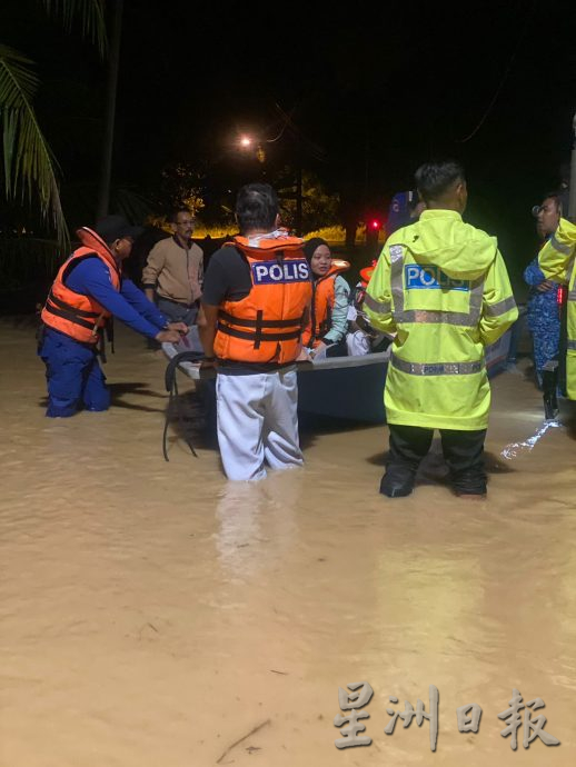 消拯英雄急流中救人 长命雨致霹多区水灾